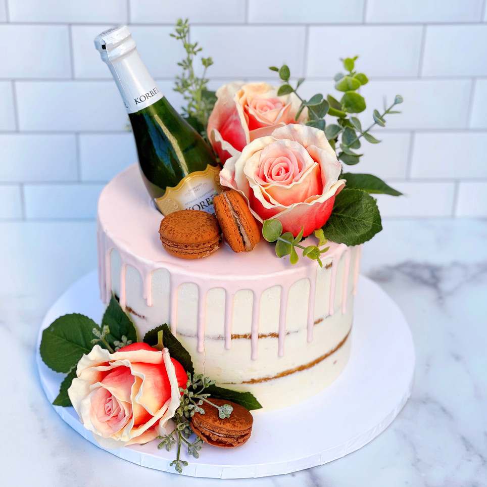 Hình ảnh bàn tiệc sinh nhật với rượu và hoa