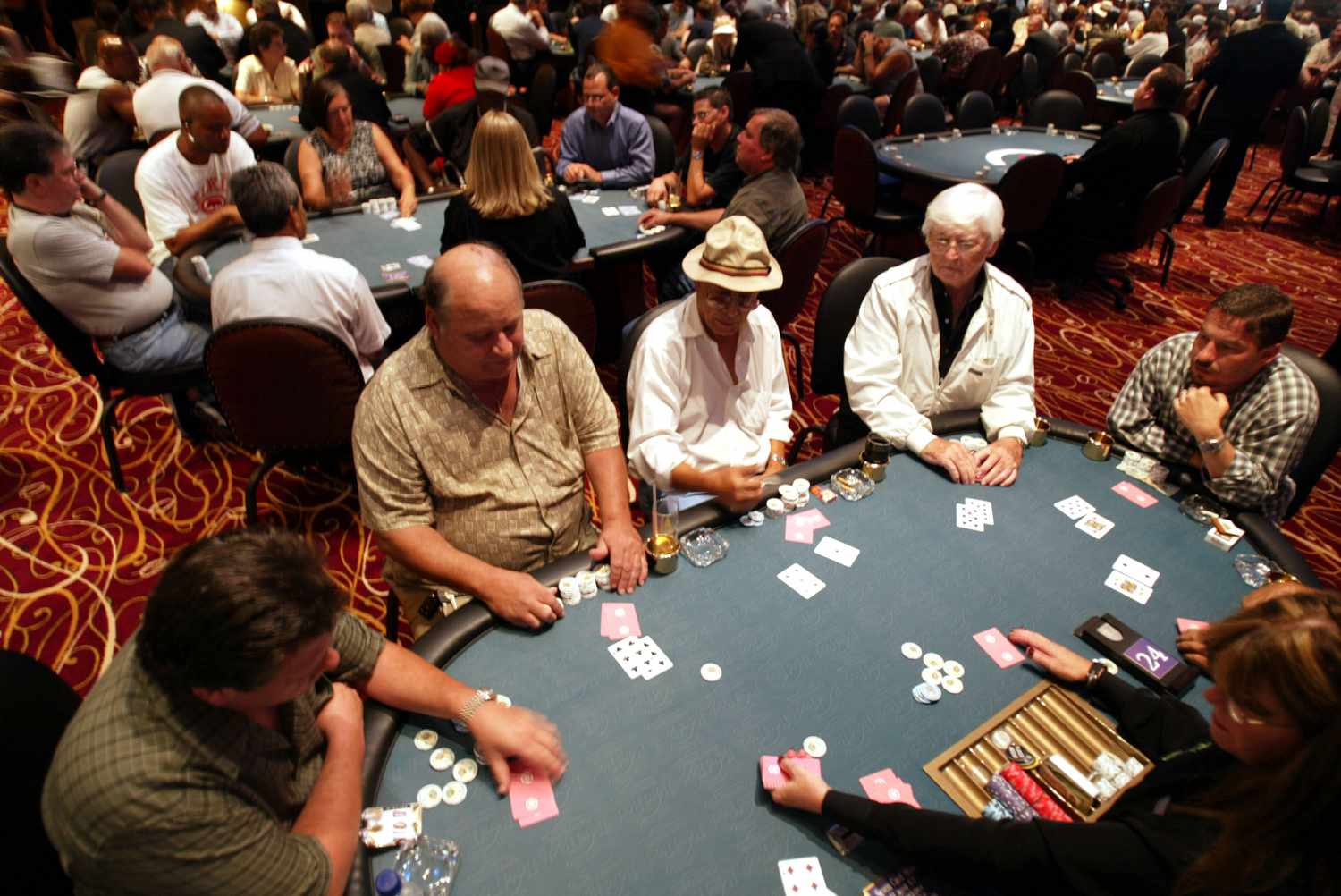 Quy tắc và nghi thức chơi bài Poker trong phòng đánh bài