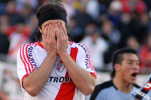 Cổ động viên River Plate nổi loạn vì đội nhà xuống hạng