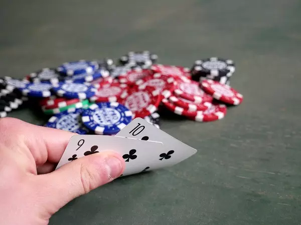 Rác trong poker là gì? Khi nào tôi nên ngừng chơi thẻ rác?