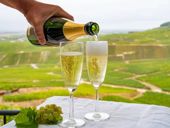 Rượu vang và Champagne khác nhau như thế nào?