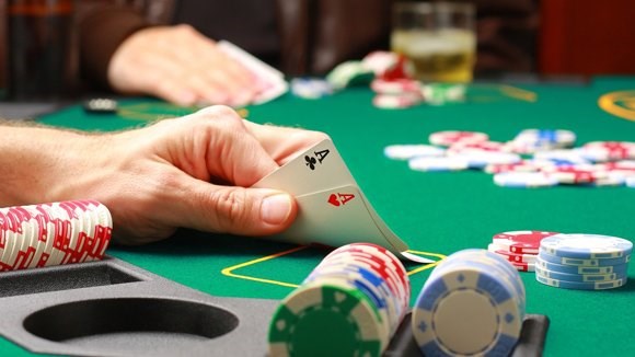 Ở Mỹ, mọi người coi poker là trò chơi may rủi và để chơi bạn phải đến sòng bạc.